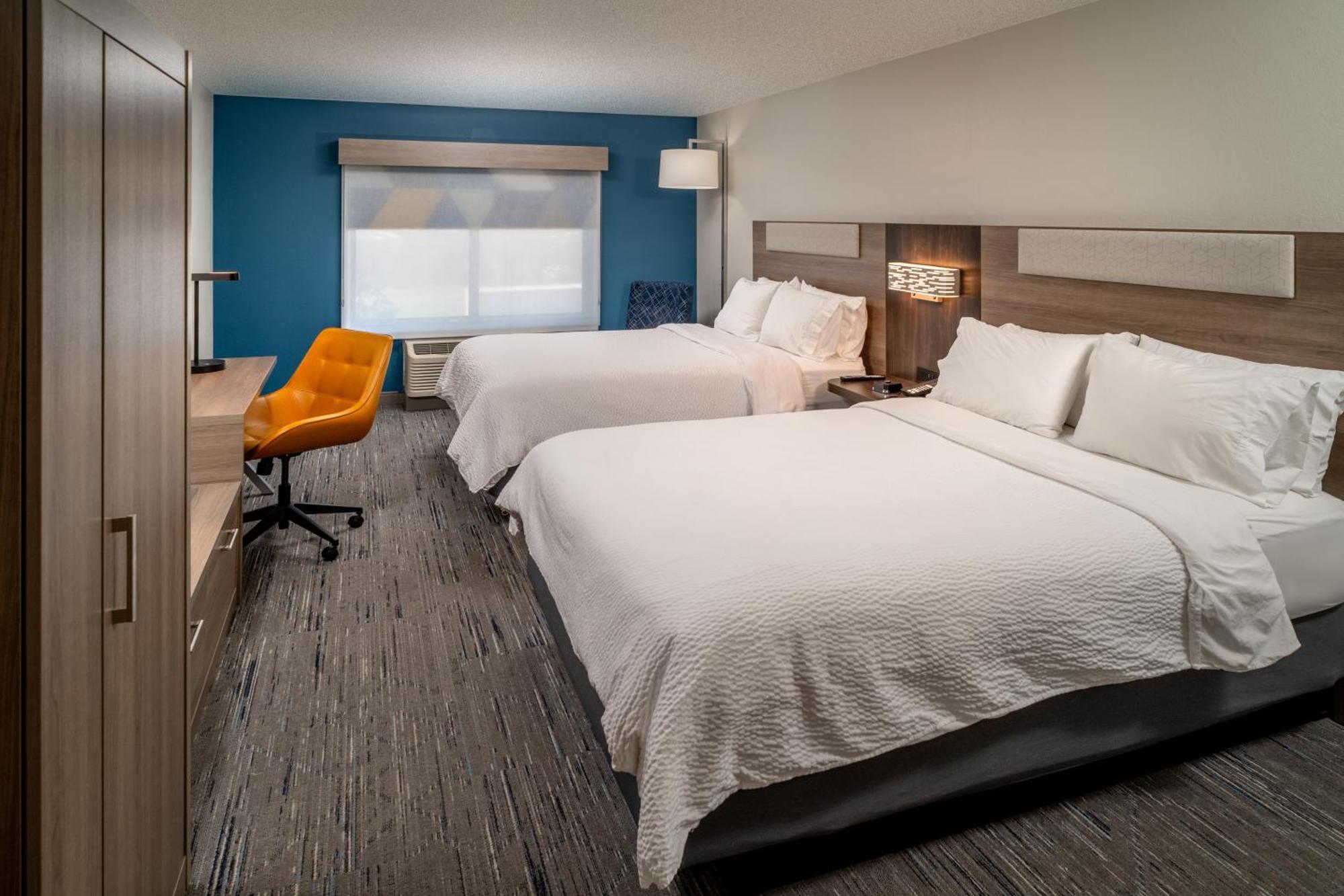 Holiday Inn Express & Suites Fairmont By Ihg Екстер'єр фото
