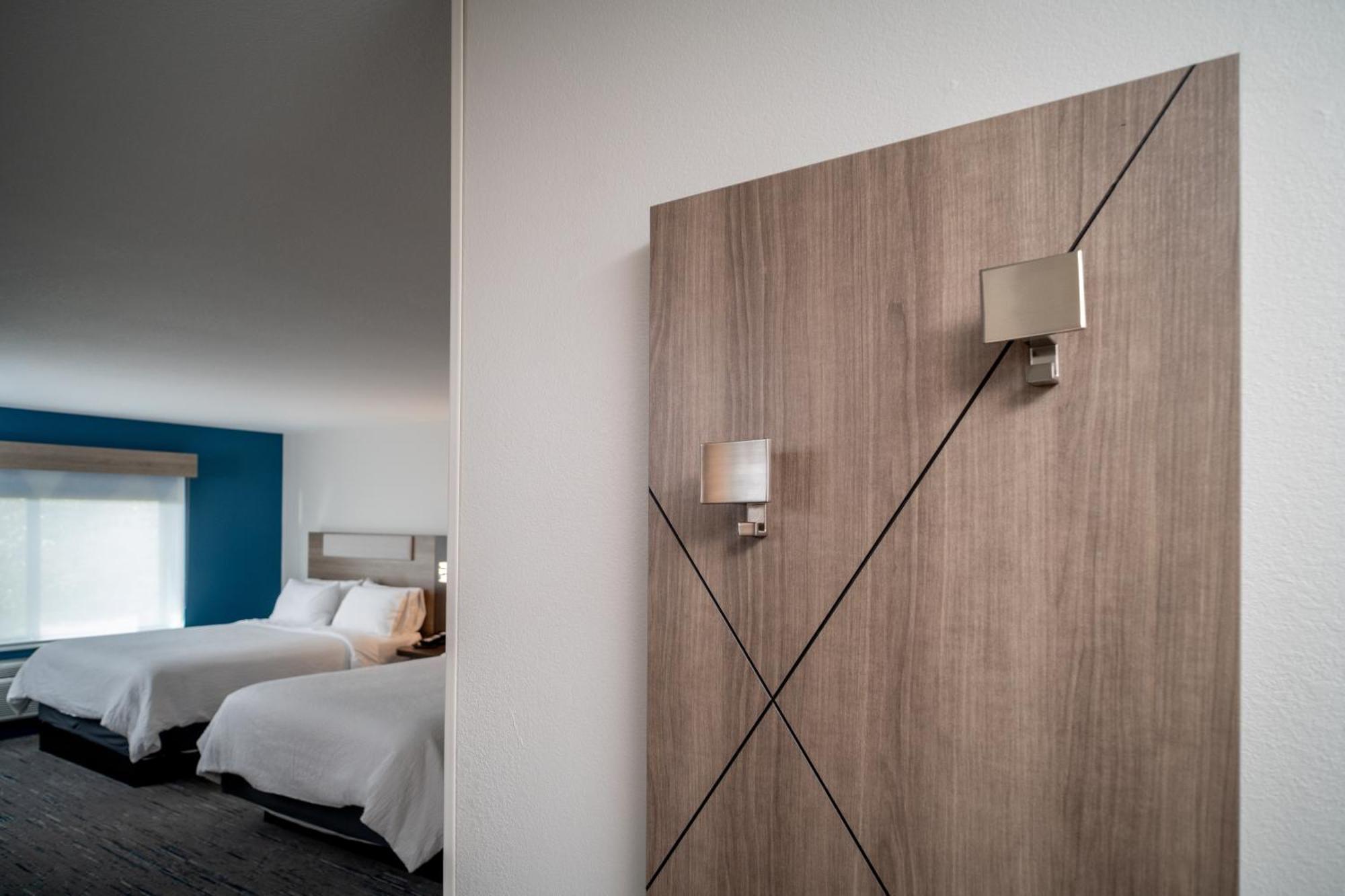 Holiday Inn Express & Suites Fairmont By Ihg Екстер'єр фото