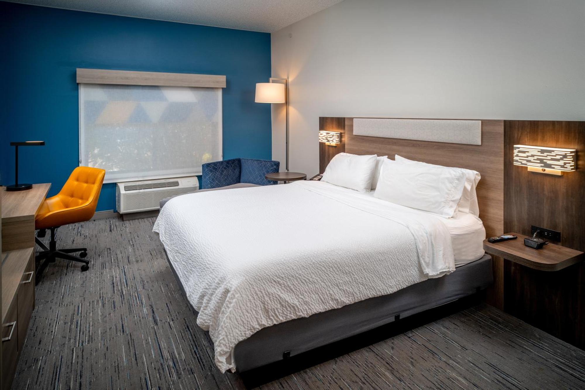 Holiday Inn Express & Suites Fairmont By Ihg Екстер'єр фото