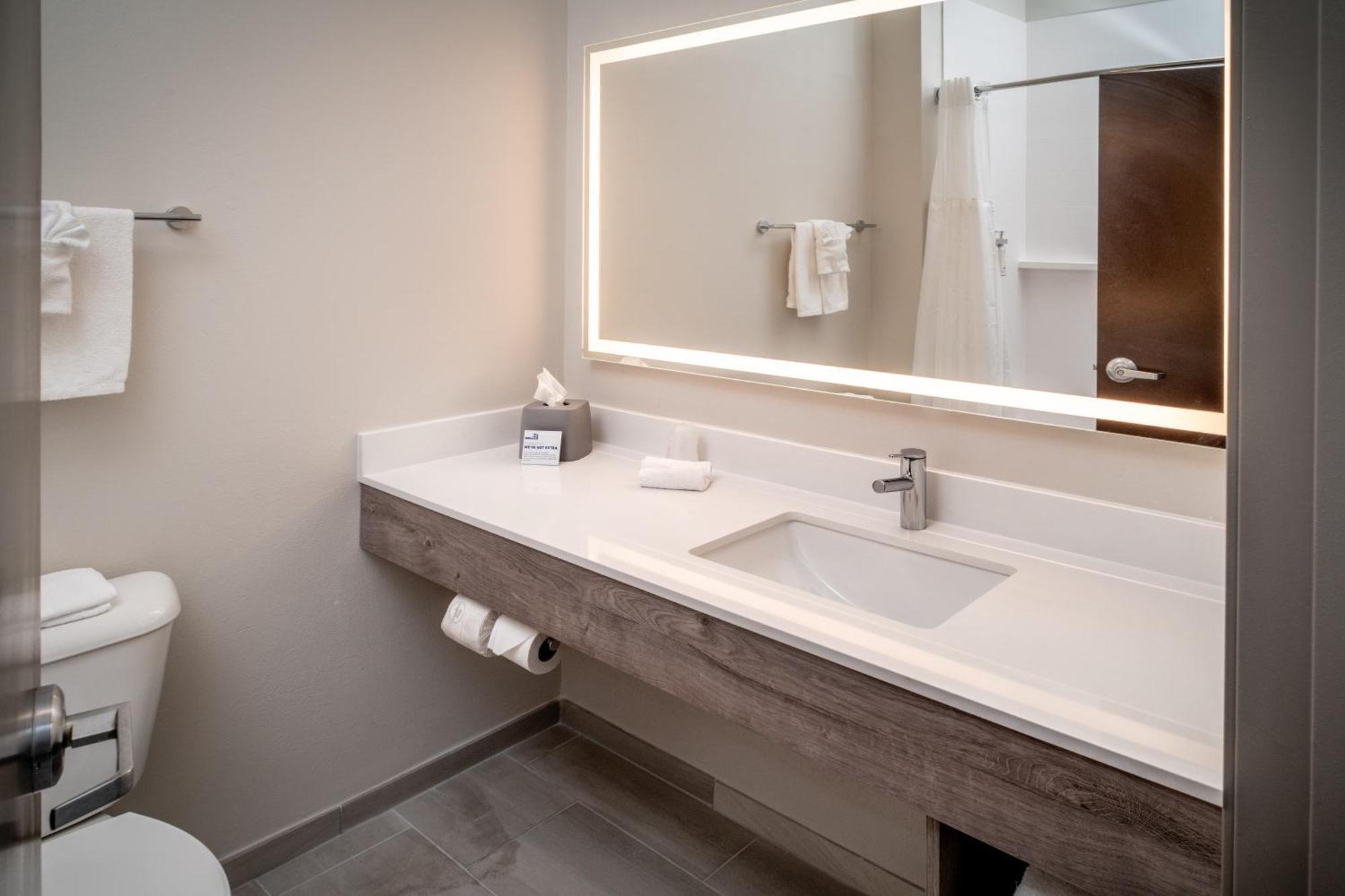 Holiday Inn Express & Suites Fairmont By Ihg Екстер'єр фото