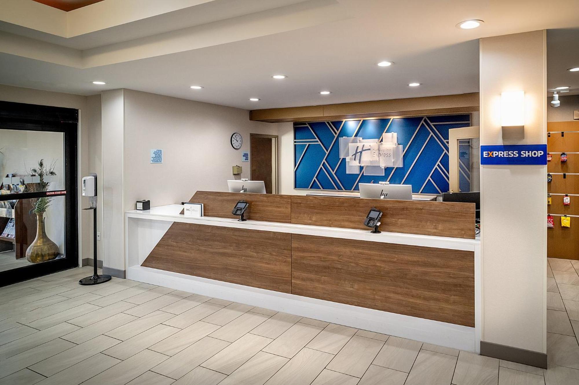 Holiday Inn Express & Suites Fairmont By Ihg Екстер'єр фото