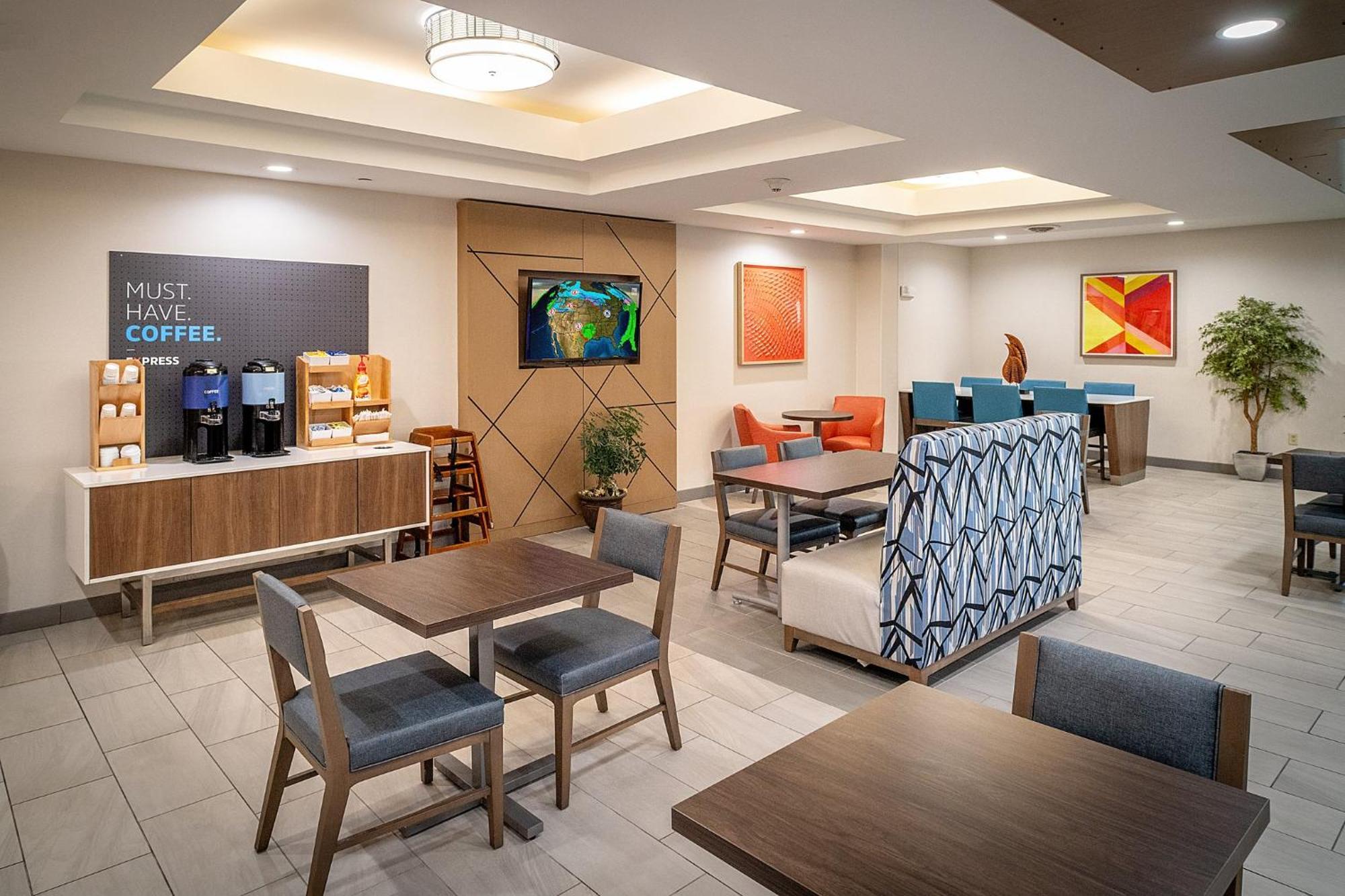 Holiday Inn Express & Suites Fairmont By Ihg Екстер'єр фото