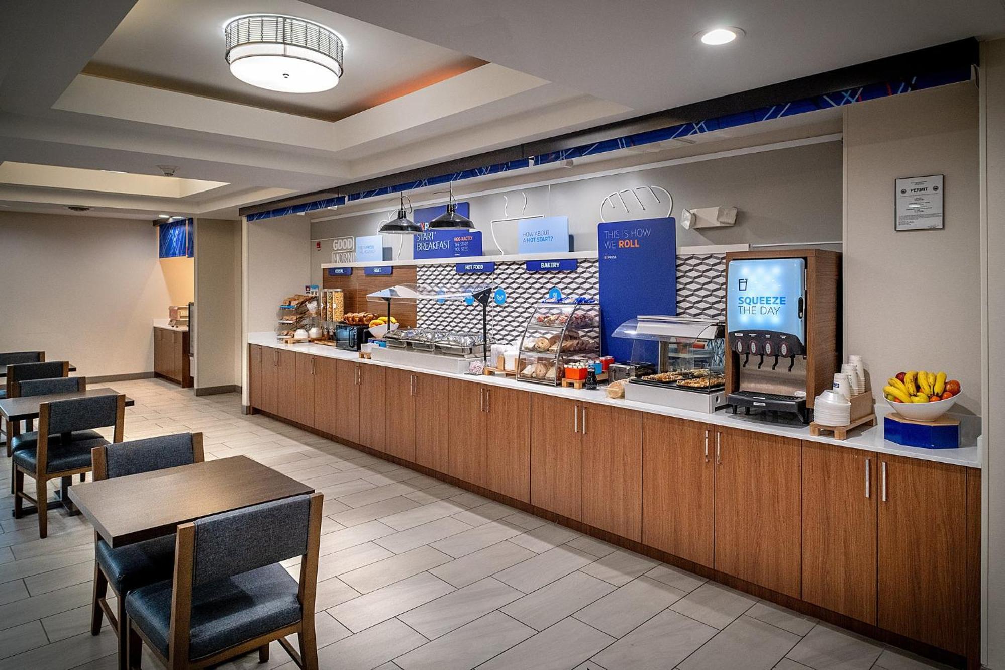 Holiday Inn Express & Suites Fairmont By Ihg Екстер'єр фото