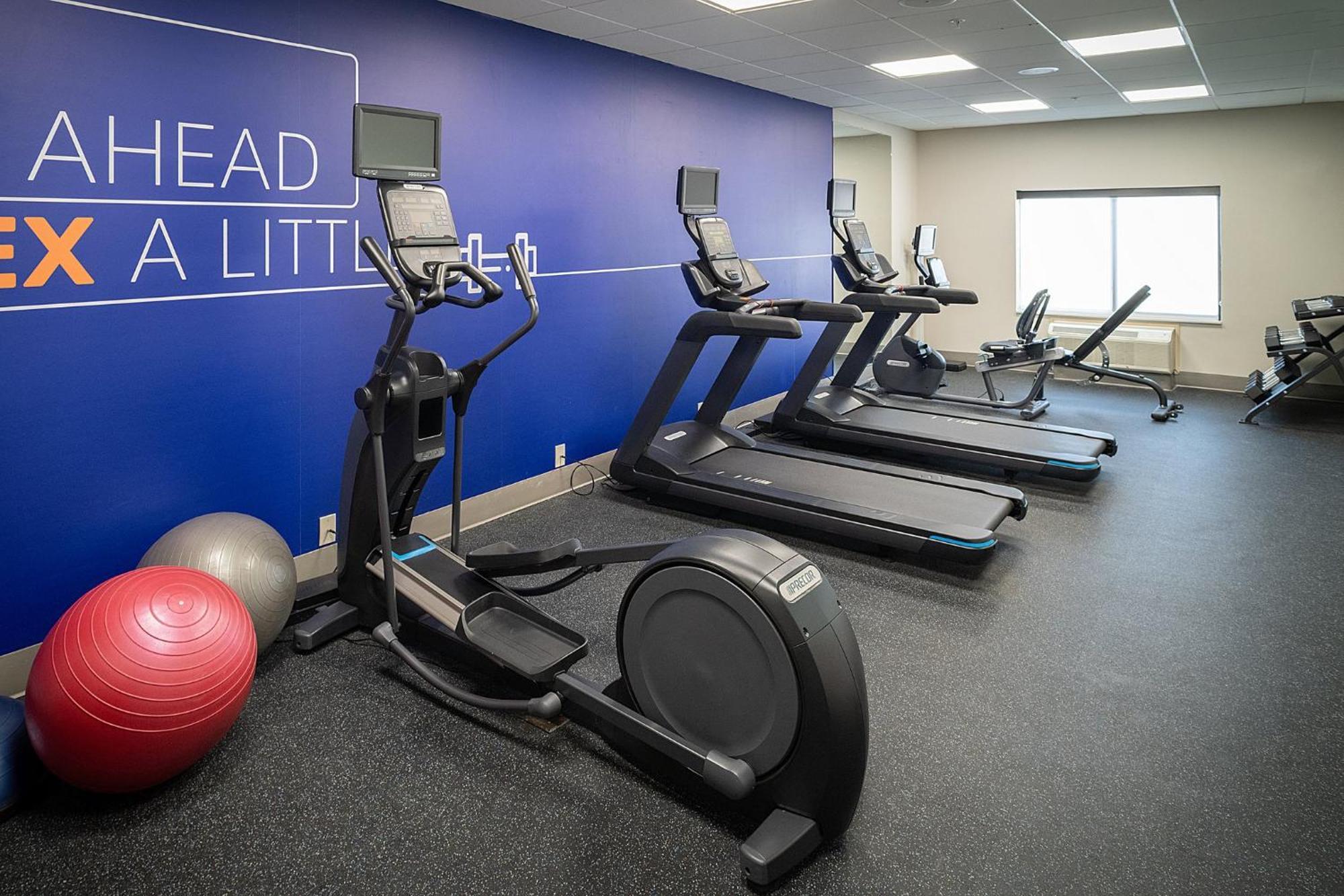 Holiday Inn Express & Suites Fairmont By Ihg Екстер'єр фото