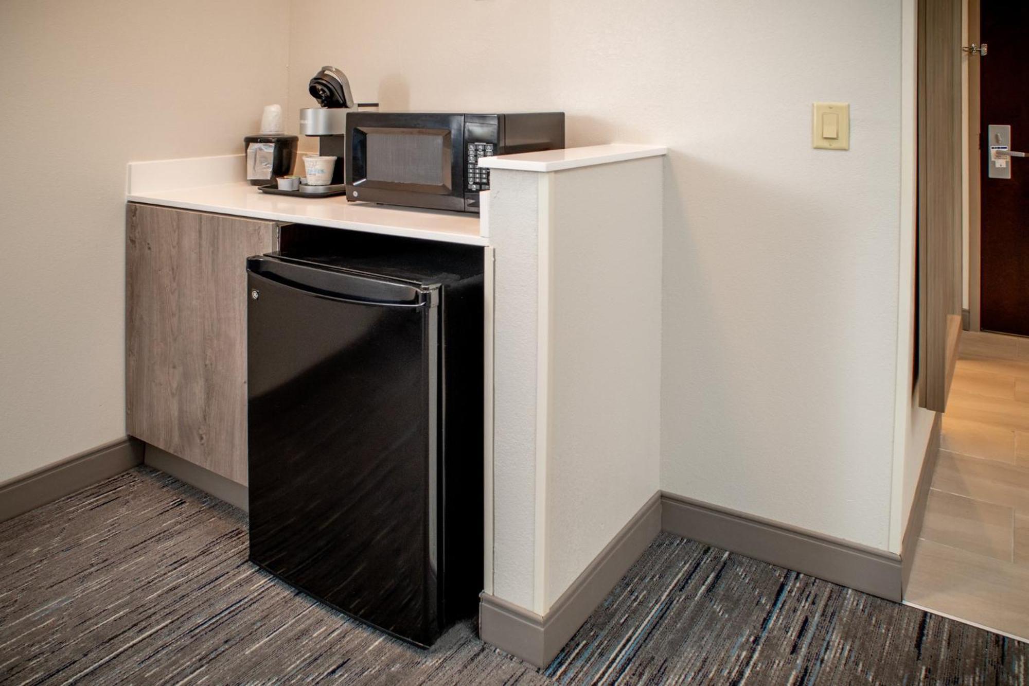 Holiday Inn Express & Suites Fairmont By Ihg Екстер'єр фото