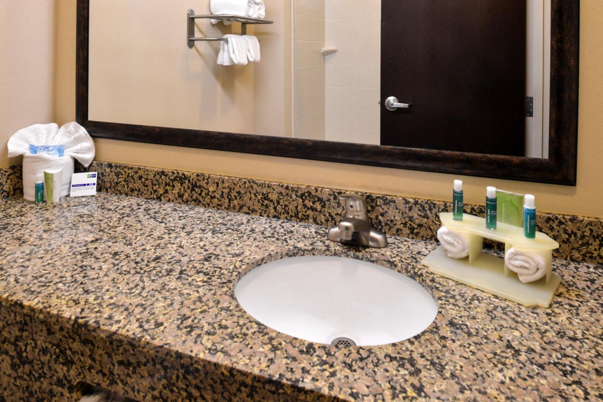 Holiday Inn Express & Suites Fairmont By Ihg Екстер'єр фото