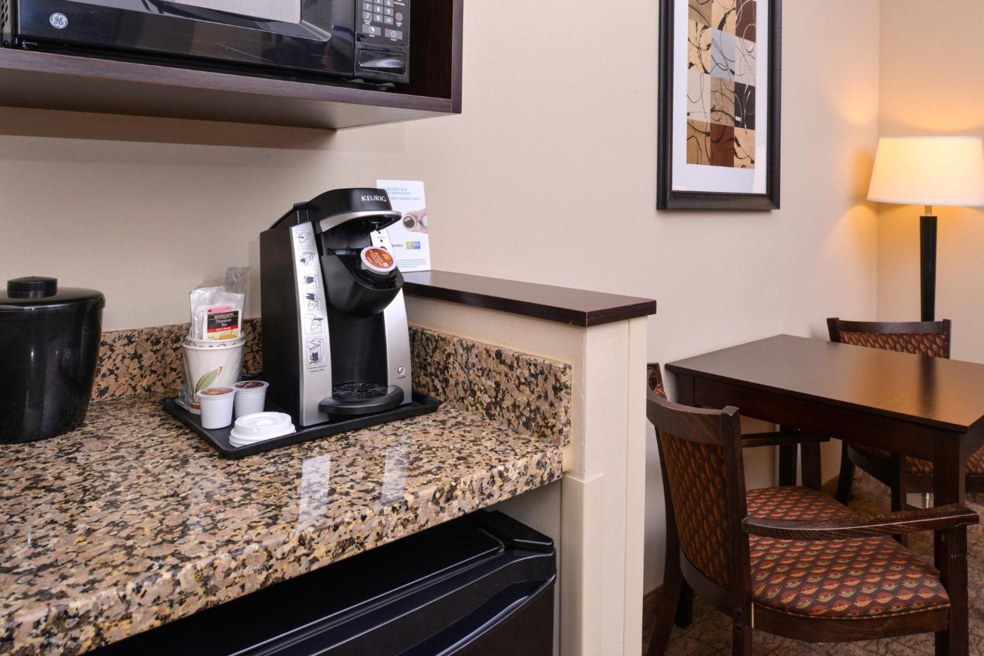 Holiday Inn Express & Suites Fairmont By Ihg Екстер'єр фото