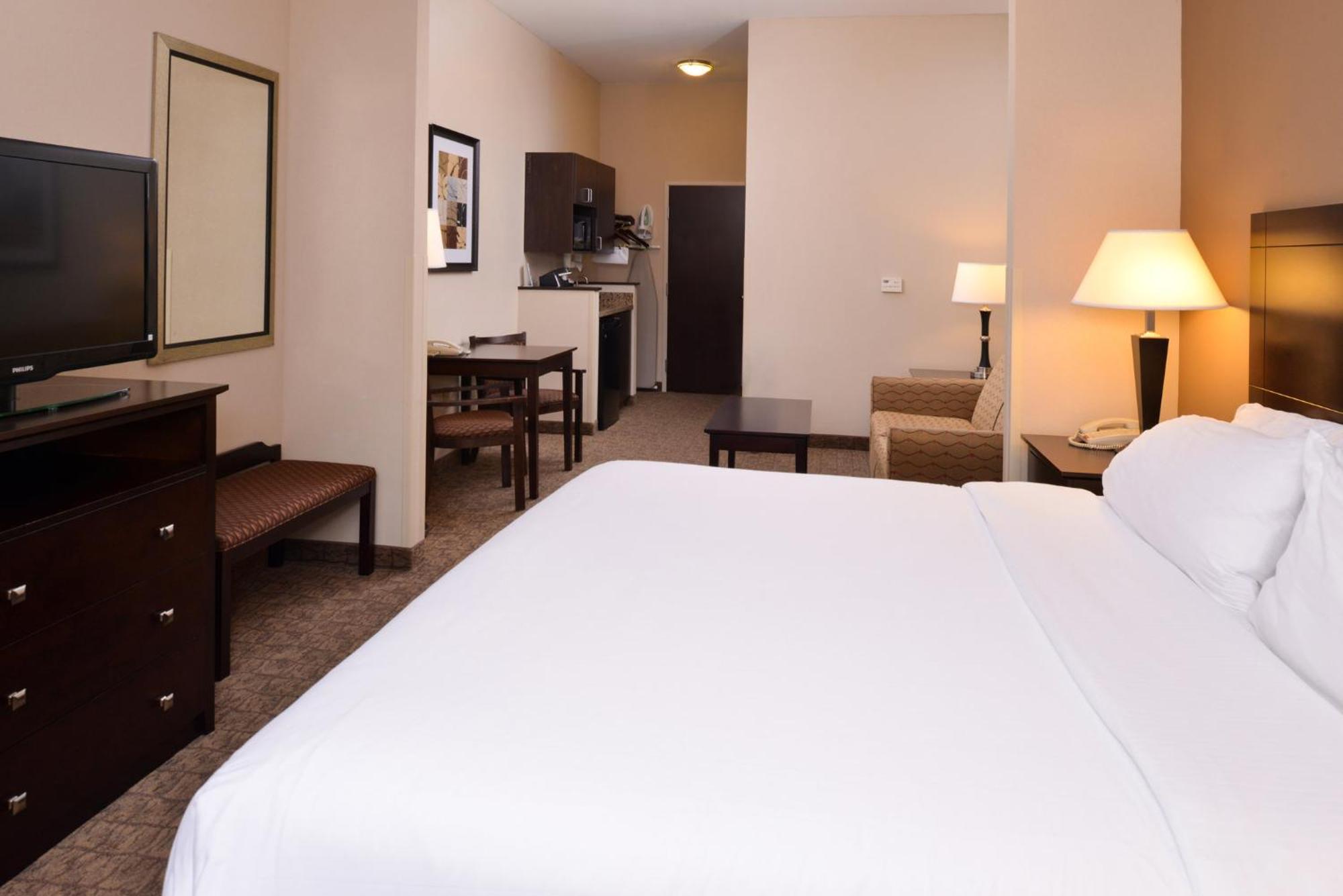 Holiday Inn Express & Suites Fairmont By Ihg Екстер'єр фото