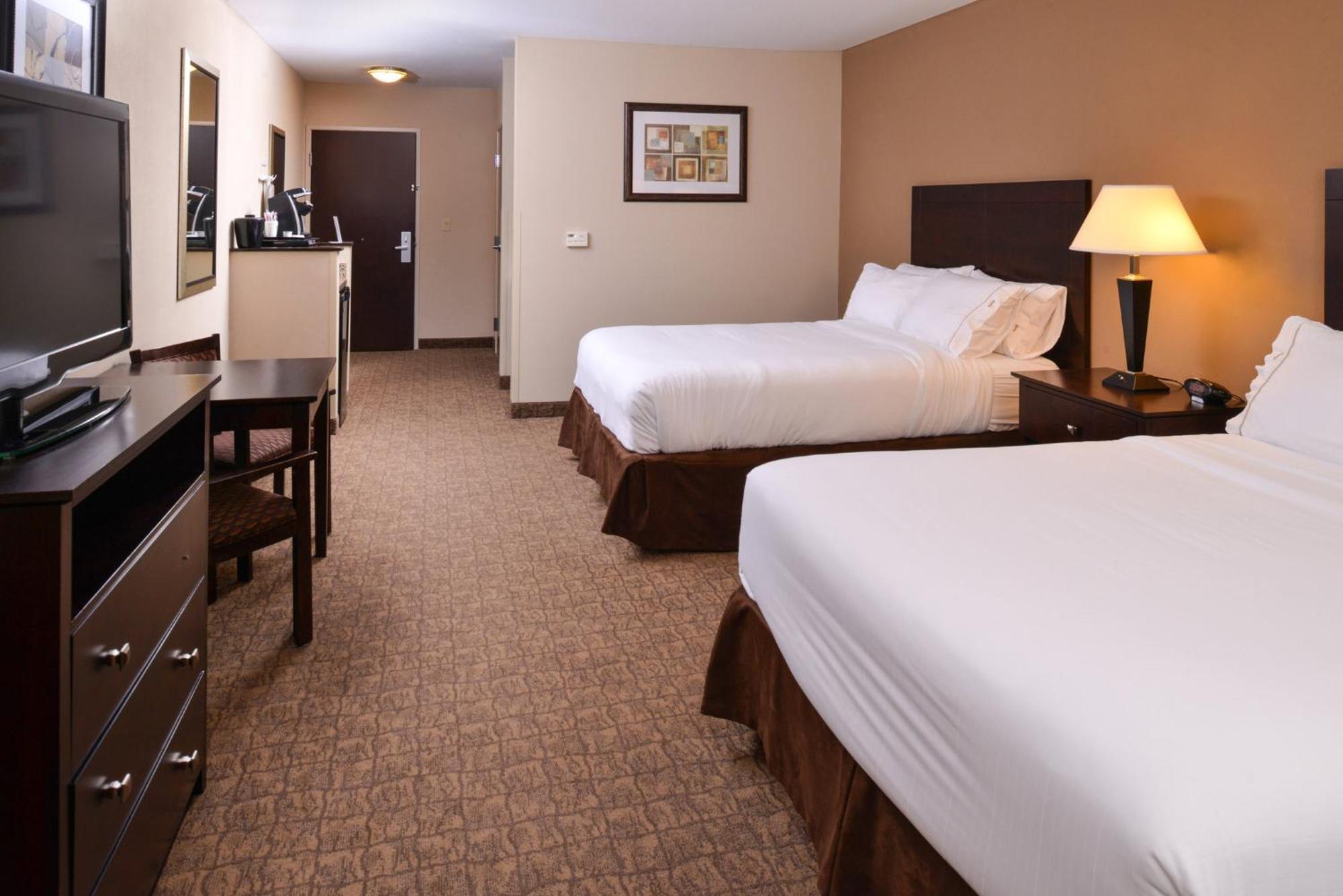 Holiday Inn Express & Suites Fairmont By Ihg Екстер'єр фото