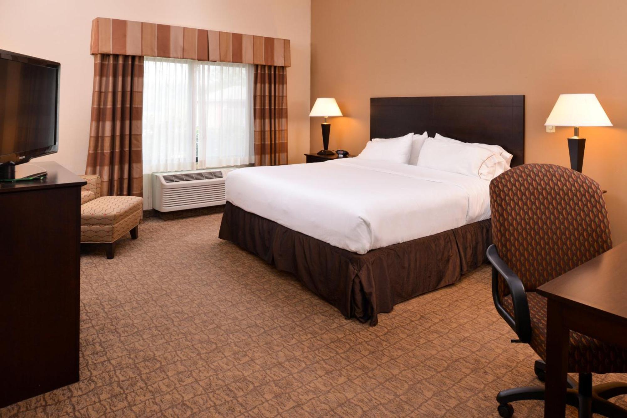 Holiday Inn Express & Suites Fairmont By Ihg Екстер'єр фото