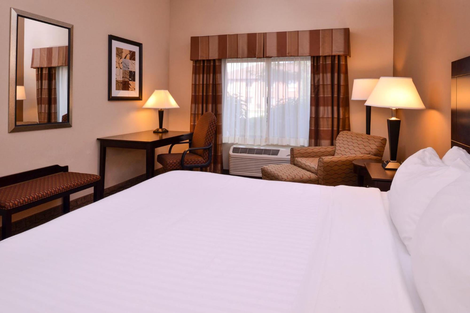 Holiday Inn Express & Suites Fairmont By Ihg Екстер'єр фото