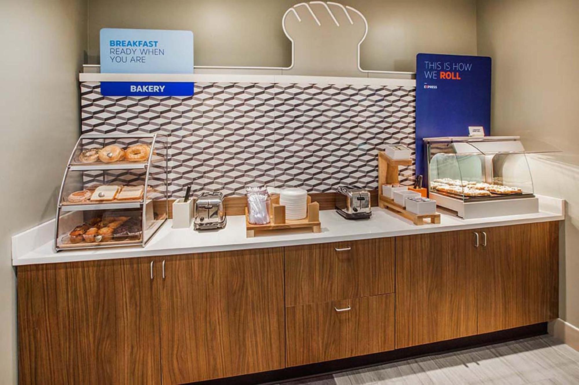 Holiday Inn Express & Suites Fairmont By Ihg Екстер'єр фото