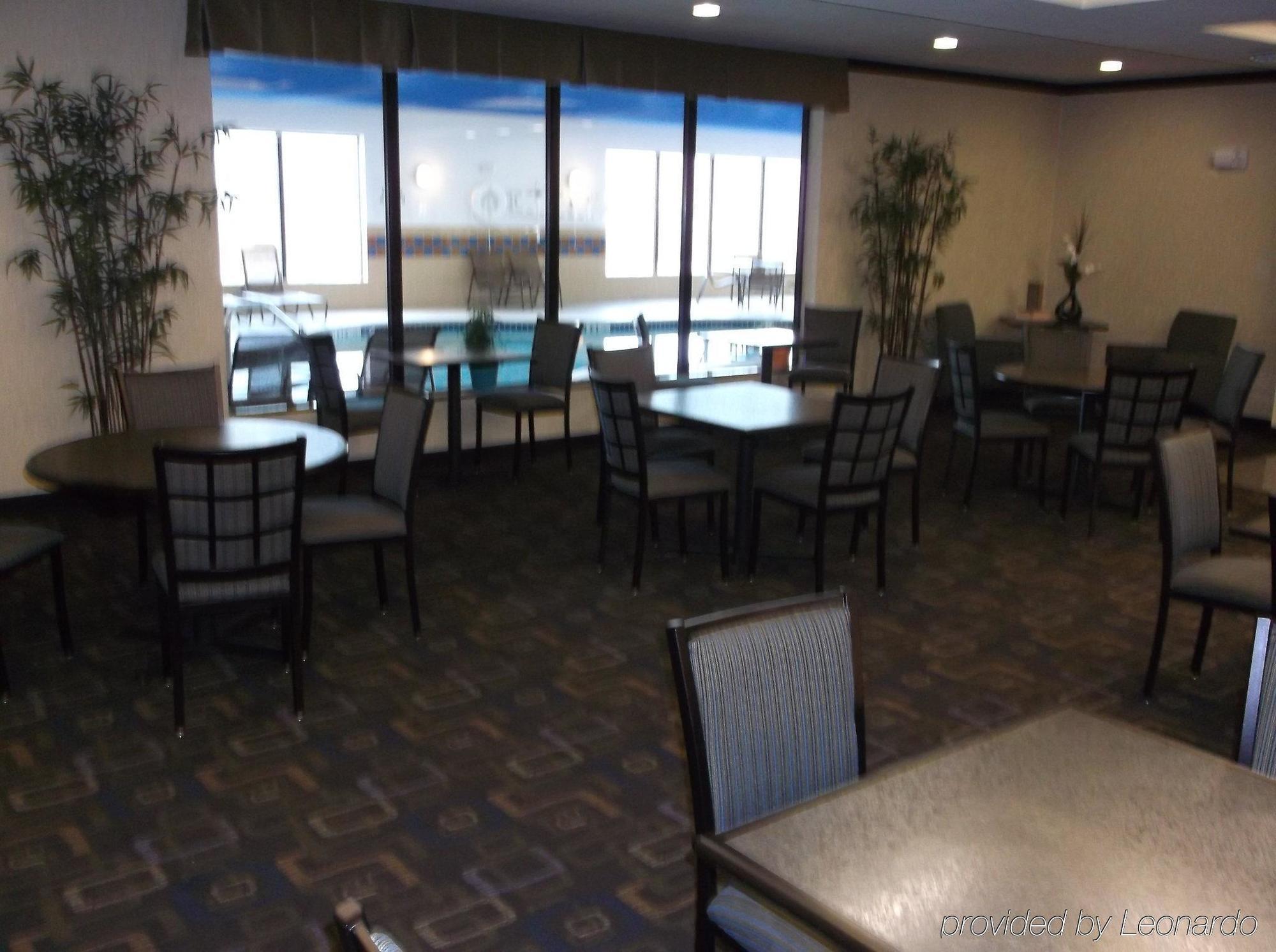 Holiday Inn Express & Suites Fairmont By Ihg Екстер'єр фото