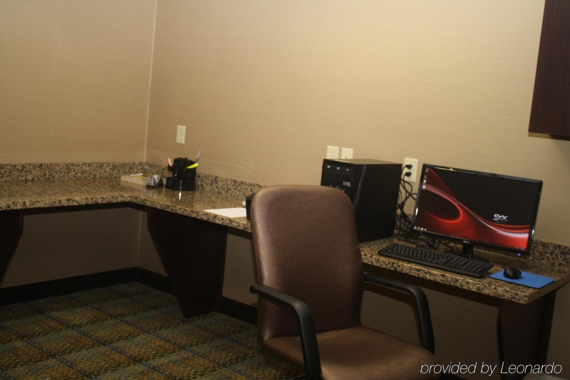 Holiday Inn Express & Suites Fairmont By Ihg Зручності фото