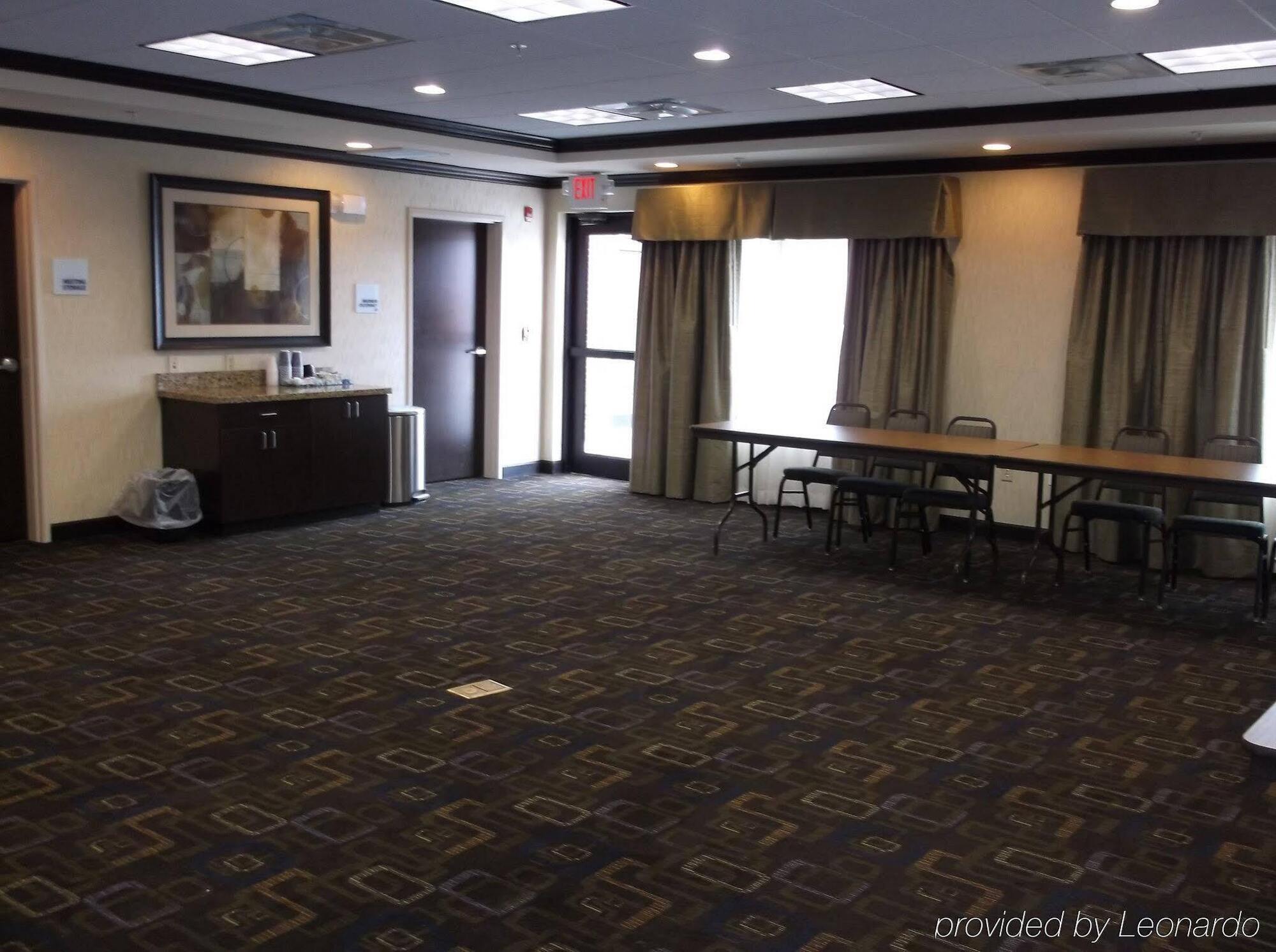 Holiday Inn Express & Suites Fairmont By Ihg Екстер'єр фото