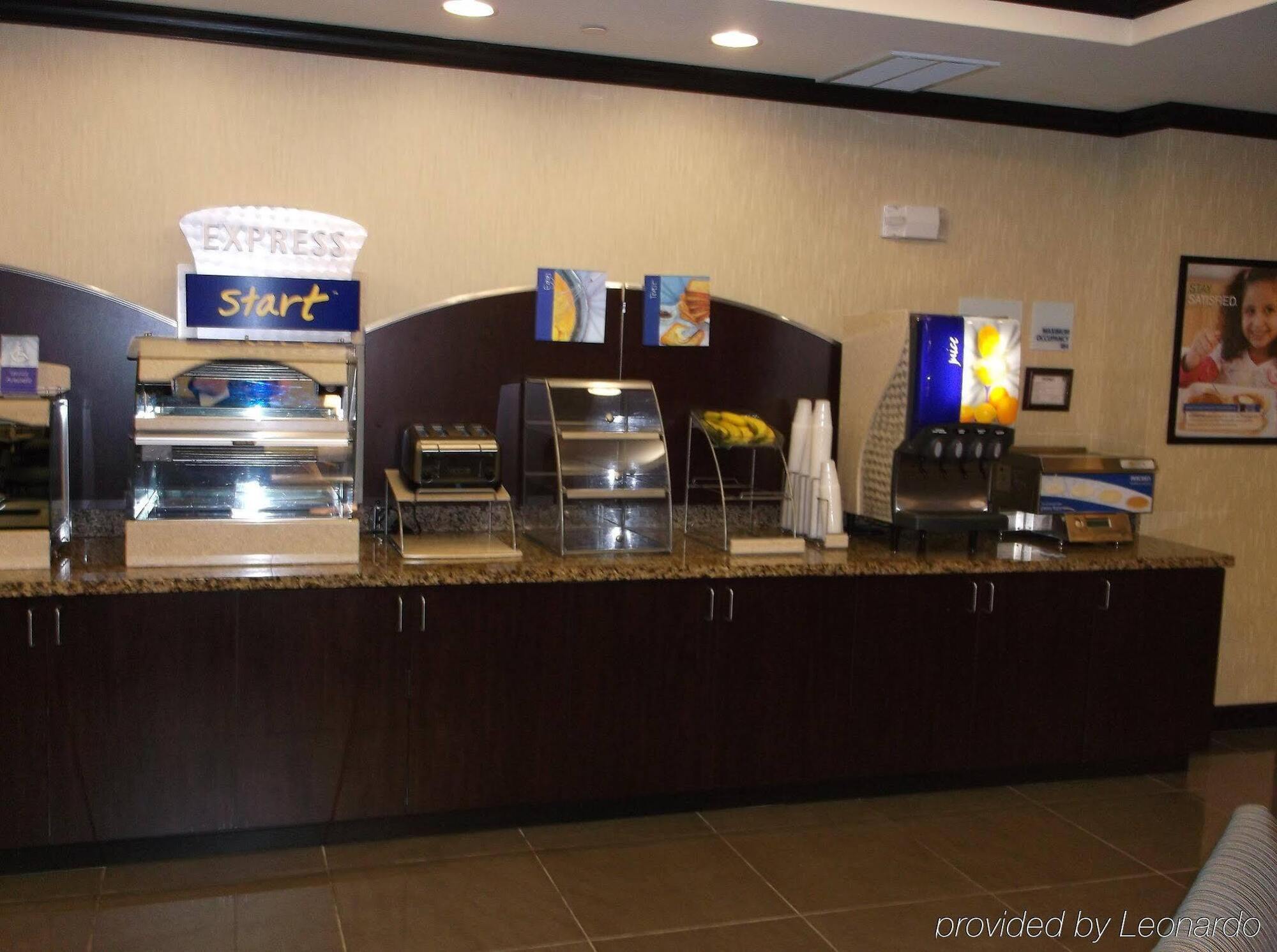 Holiday Inn Express & Suites Fairmont By Ihg Екстер'єр фото