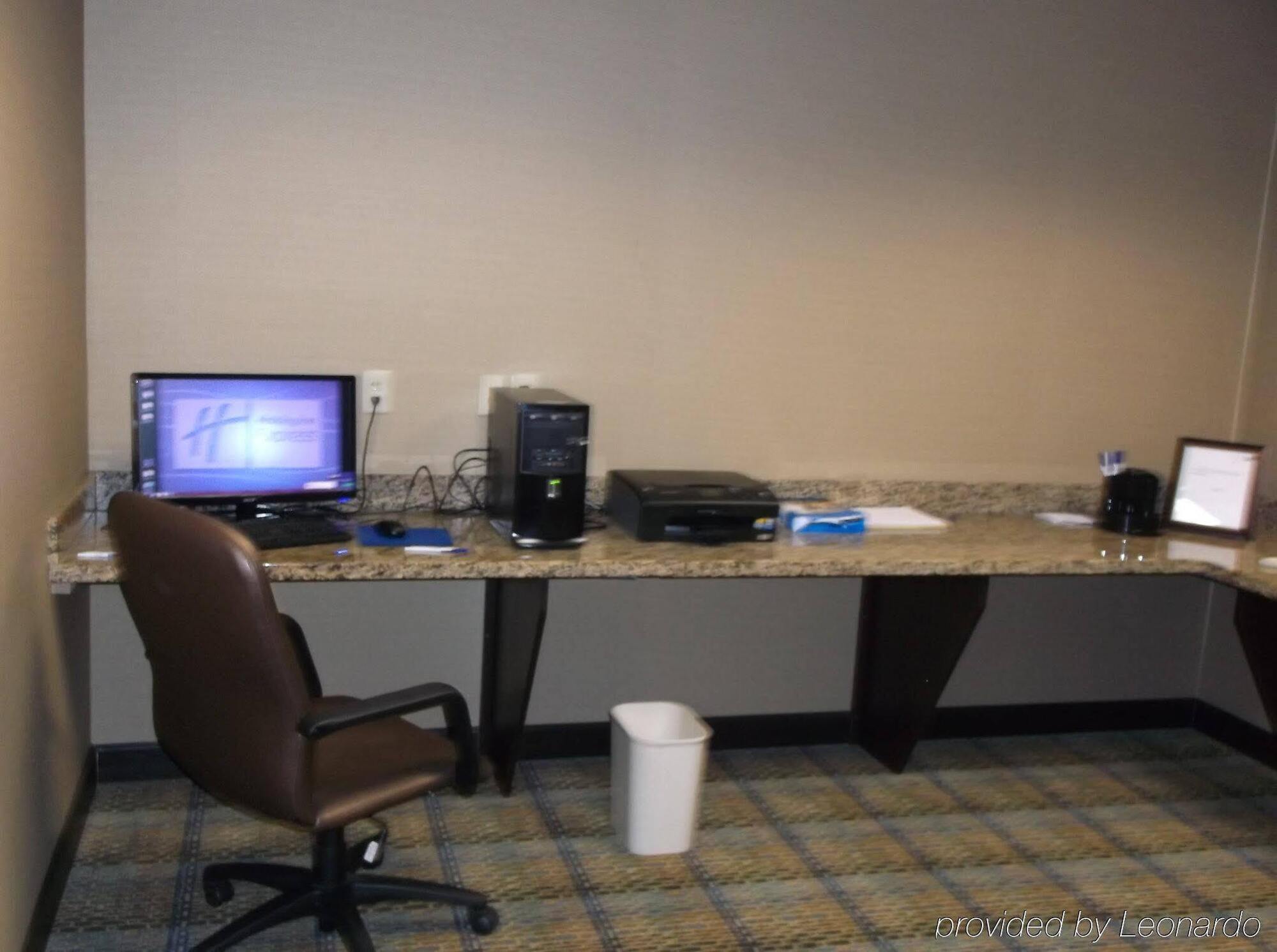 Holiday Inn Express & Suites Fairmont By Ihg Екстер'єр фото