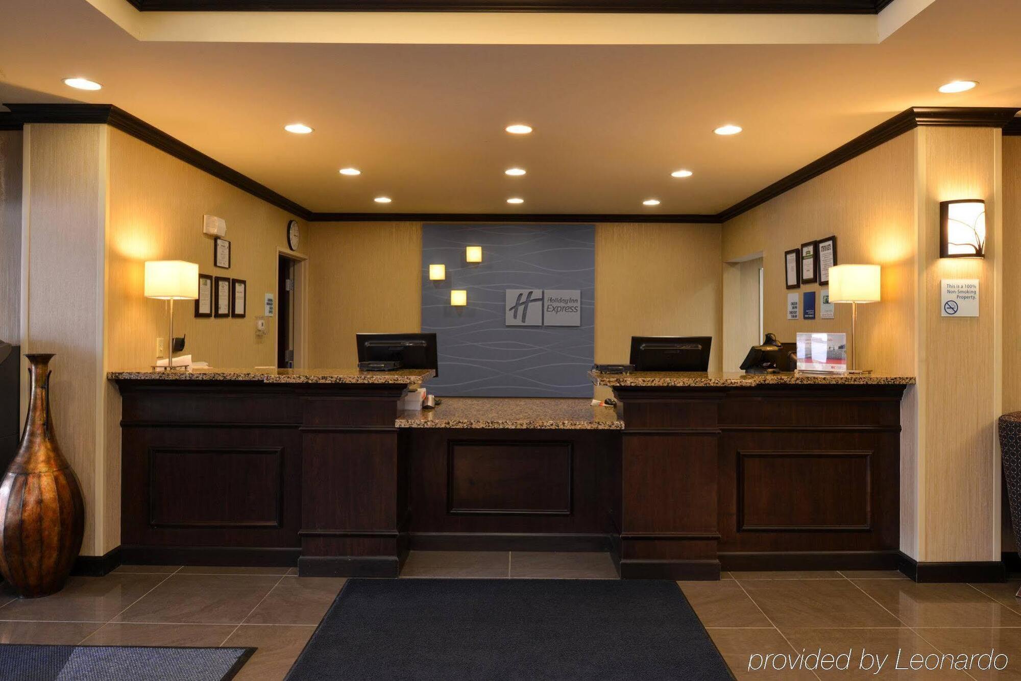 Holiday Inn Express & Suites Fairmont By Ihg Екстер'єр фото